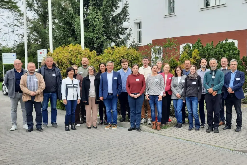 Die Teilnehmenden des Workshops, stehen vor einem Gebäude.