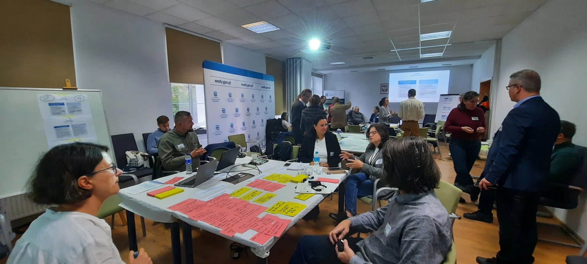 Die Teilnehmenden diskutieren in einem Raum miteinander.